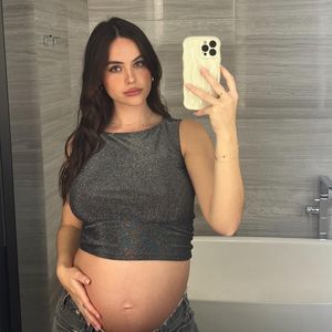 Bauchfreies Top: Natalie Joy präsentiert ihren Babybauch