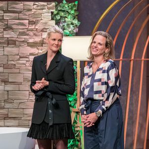 So happy sind die Badesofa-Gründerinnen mit Löwe Ralf Dümmel
