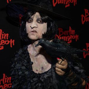 Erkannt? Welcher Promi probt hier sein Halloween-Outfit?