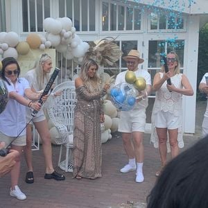 Mit Konfetti: Nathalie Bleicher-Woth enthüllt Babygeschlecht