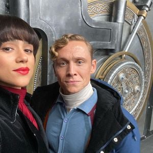 Matthias Schweighöfer teilt coole Selfies vom Netflix-Set!