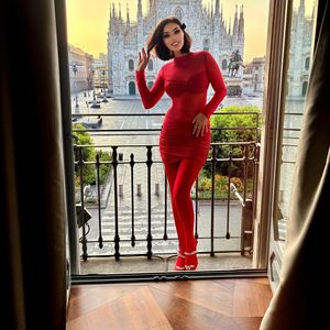 Nathalie Volk verwirrt mit ihrem künstlichen Look in Mailand