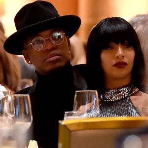 Wer hält denn Ne-Yo da die Hand in den Schritt?