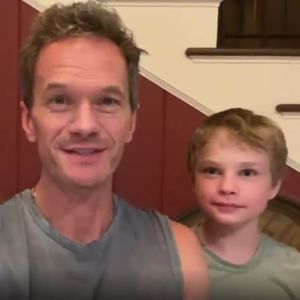 Kinder behaupten: Neil Patrick Harris ist zu oft am Handy