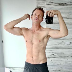 Neil Patrick Harris posiert zum 50. Geburtstag oben ohne!