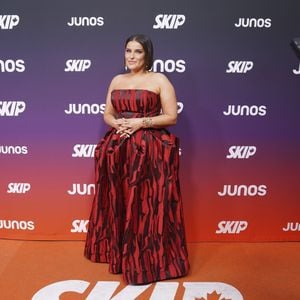 Nelly Furtado startet eine Fußball-Ära mit "Electric Circus"