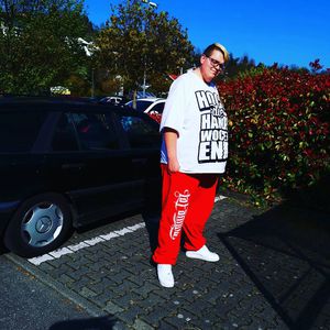Als Praktikant: Hans Entertainment poliert im Autohaus!