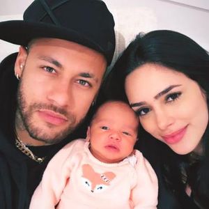 Neymar Jr. und Bruna Biancardi posieren mit Tochter Mavie