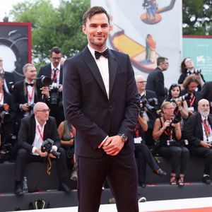 "X-Men"-Star Nicholas Hoult erstes Mal mit Baby gesichtet!
