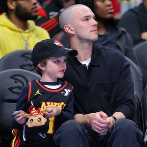 Zum ersten Mal: Nicholas Hoult zeigt sich mit seinem Sohn!