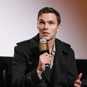 Nicholas Hoult bekam "Nosferatu"-Penis-Prothese geschenkt