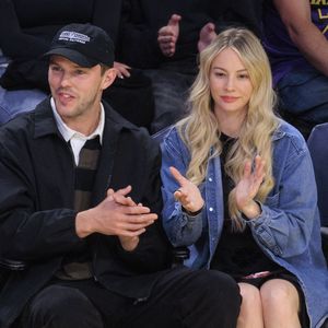 Nicholas Hoult und seine Frau strahlen bei NBA-Spiel in L.A.