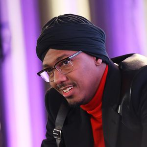 Für Baby Zen (†): Nick Cannon lässt sich ein Tattoo stechen