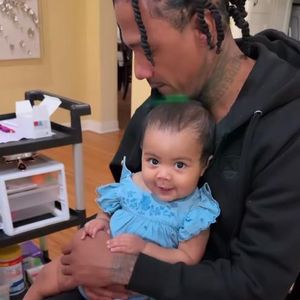 Nick Cannon steht Tochter Beautiful bei Piercing-Termin bei