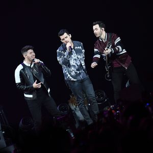 Video: Mike Tyson schneidet Joe Jonas die Haare