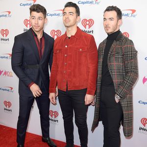 Joe Jonas tanzt auf Pumps und im Body!