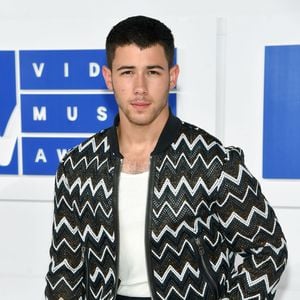 Aufgetaut & geköpft: Nick Jonas futtert Vogel in der Wildnis