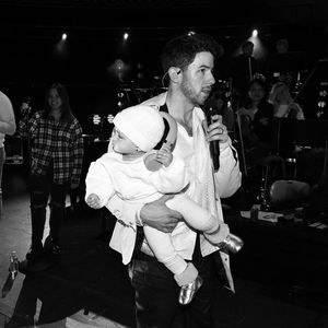 Süß! Nick Jonas ist total vernarrt in seine kleine Tochter