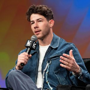 Nick Jonas kämpft mit dem Spielzeug seiner Tochter Malti