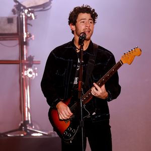 Nick Jonas reagiert während Performance auf Wurf-Attacke
