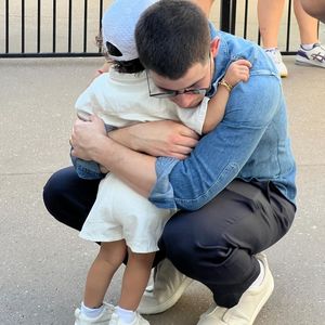 Nick Jonas genießt Zeit mit Tochter Malti im Freizeitpark