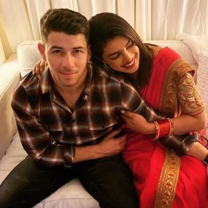 Priyanka im traditionellen Look bei Jonas-Brothers-Konzert