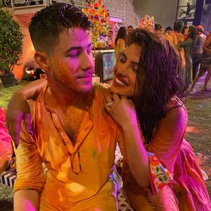 Kunterbunte Fotos: Nick Jonas und Priyanka feiern Holi-Fest