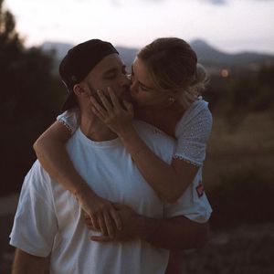Zum Hochzeitstag: Liz Kaeber teilt Turtel-Pic mit ihrem Nick