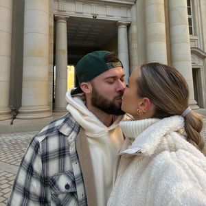 Total verliebt: Hier knutscht Liz Kaeber mit Ehemann Nick
