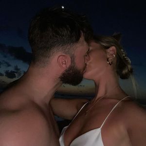 Volle Turtel-Offensive: Liz Kaeber knutscht ihren Nick ab