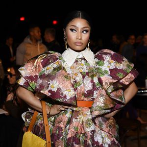 Nicki Minaj ganz zugeknöpft als Nonne