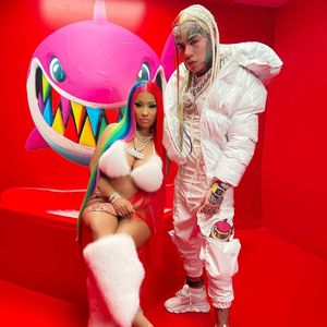 Für Feature: Nicki Minaj trägt 6ix9ines Regenbogen-Frisur!