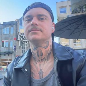 Tattoo und Schnäuzer: Nico Legat ist kaum wiederzuerkennen