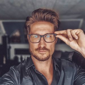 "Affenschwanzbart": Nico Schwanz zeigt sich mit neuem Look
