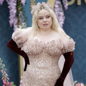 Sexy! Nicola Coughlan modelt für Kim Kardashians Shapewear
