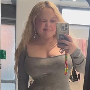 Nicola Coughlan verzaubert ihre Fans in einem hautengen Look