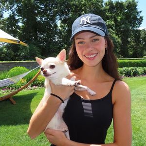 Süß: Nicola und Brooklyn Beckham kuscheln mit ihren Hunden