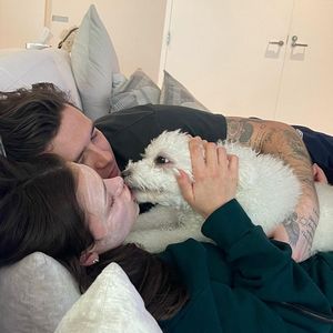 Liebe zu dritt: Nicola und Brooklyn Beckham kuscheln Hund