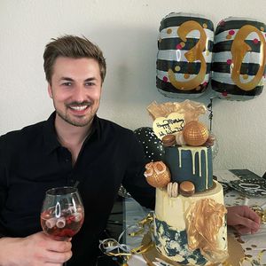 Nicolas Puschmann wird 30: Lars gratuliert mit XXL-Torte