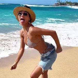 Nicole Scherzinger tanzt im Bikini am Strand von Hawaii