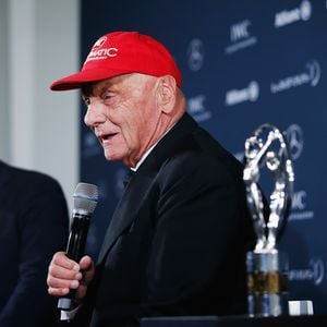 Kappe und Schweigeminute: Formel-1-Stars gedenken Niki Lauda