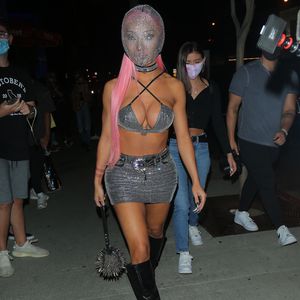 Absurd: YouTube-Star Nikita Dragun mit Glitzer-Sturmhaube!