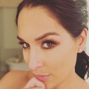 Nikki Bella happy: Sie spürt schon die Tritte ihres Babys
