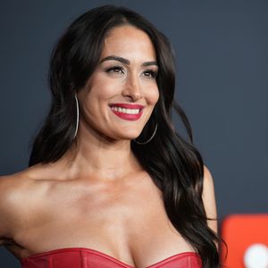 Nikki Bella strahlt nach Scheidungsdrama auf dem Red Carpet