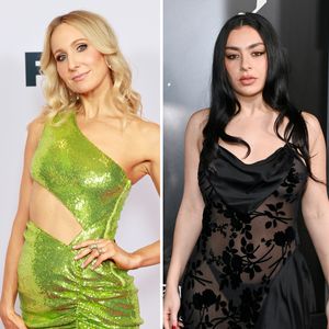 Nikki Glaser erbeutet die Grammy-Unterwäsche von Charli XCX
