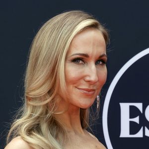Nikki Glaser witzelt über die Weltraum-Ausflüge von Promis