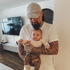 Nach Bäuerchen: Nik Schröder schnitt Baby Hailey aus Pulli