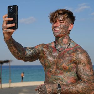 Geldstrafe in Australien: Nikola Glumac kotet auf eine Wiese