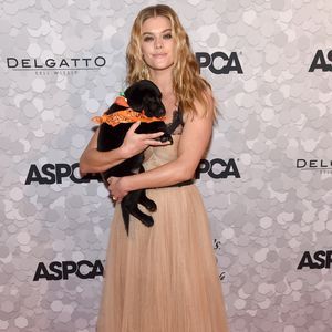 Drollig! Nina Agdal mit süßem Hundewelpen auf Red Carpet