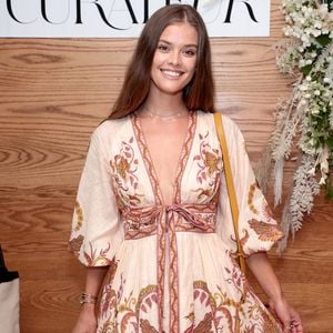 Dog-Date: VS-Model Nina Agdal mit Welpen auf rotem Teppich!
